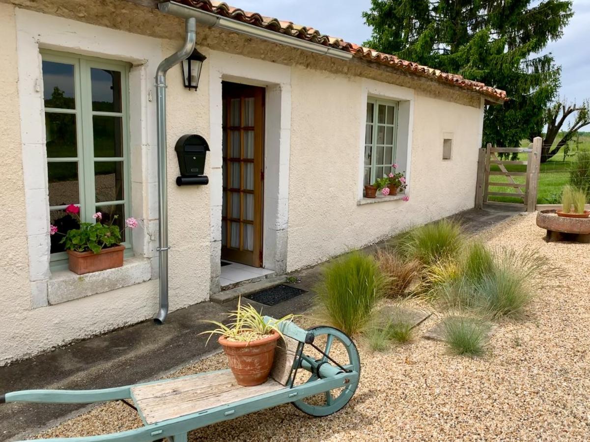 Вилла Chez Sarrazin Brossac Экстерьер фото