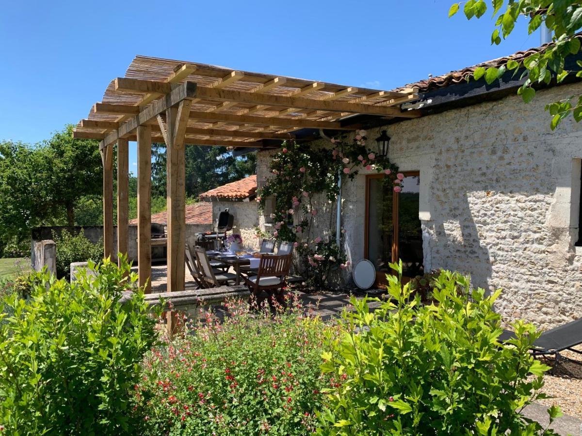 Вилла Chez Sarrazin Brossac Экстерьер фото