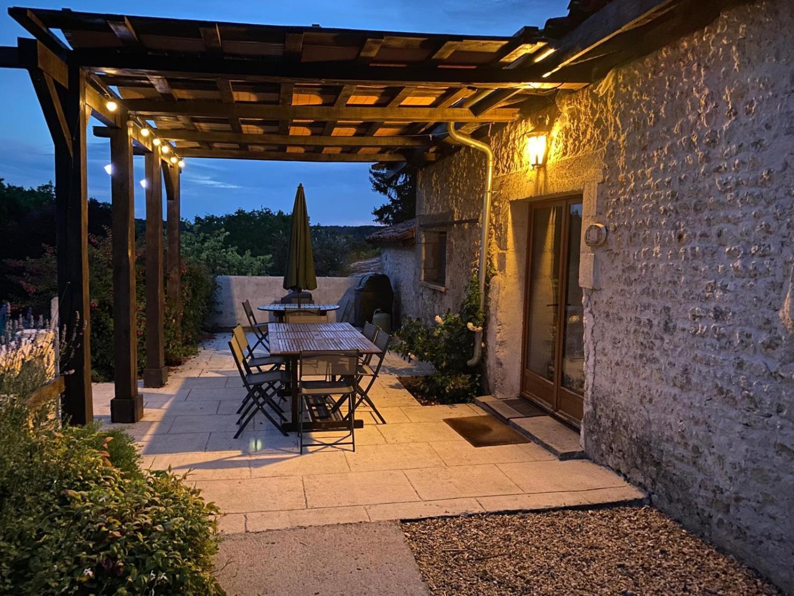 Вилла Chez Sarrazin Brossac Экстерьер фото