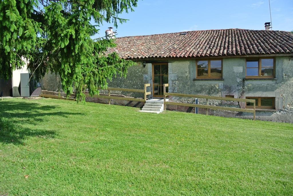 Вилла Chez Sarrazin Brossac Экстерьер фото