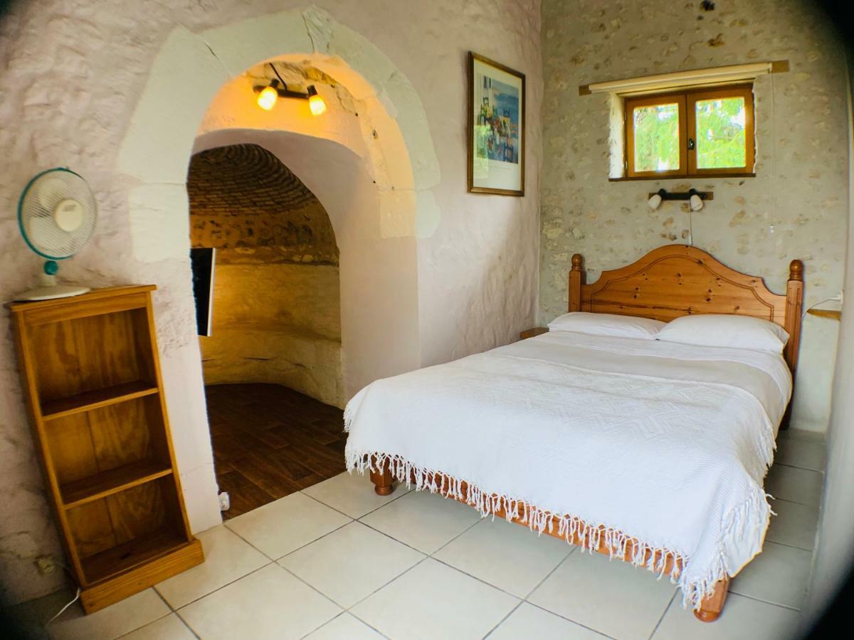 Вилла Chez Sarrazin Brossac Экстерьер фото